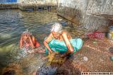 07 Tamil Nadu - Old woman in the river - pinuccioedoni